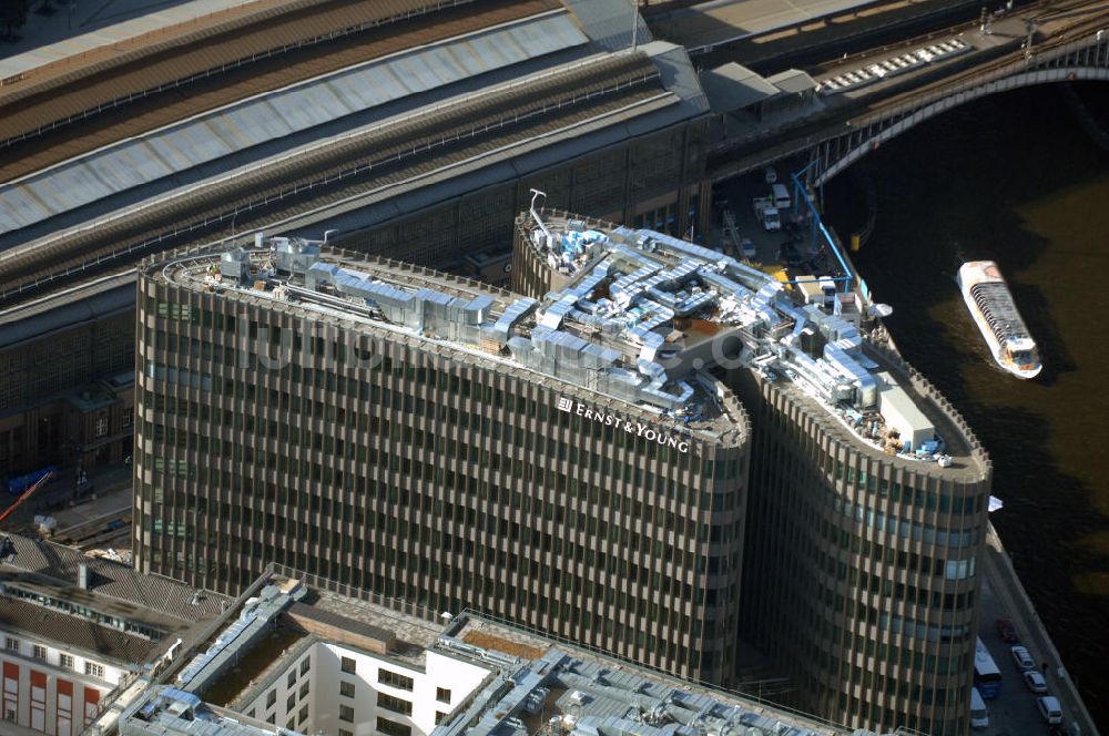 Luftbild Berlin - Büro- und Geschäftshauskomplex Spreedreieck, umsäumt von Spree, Friedrichstraße und S-Bahnhof