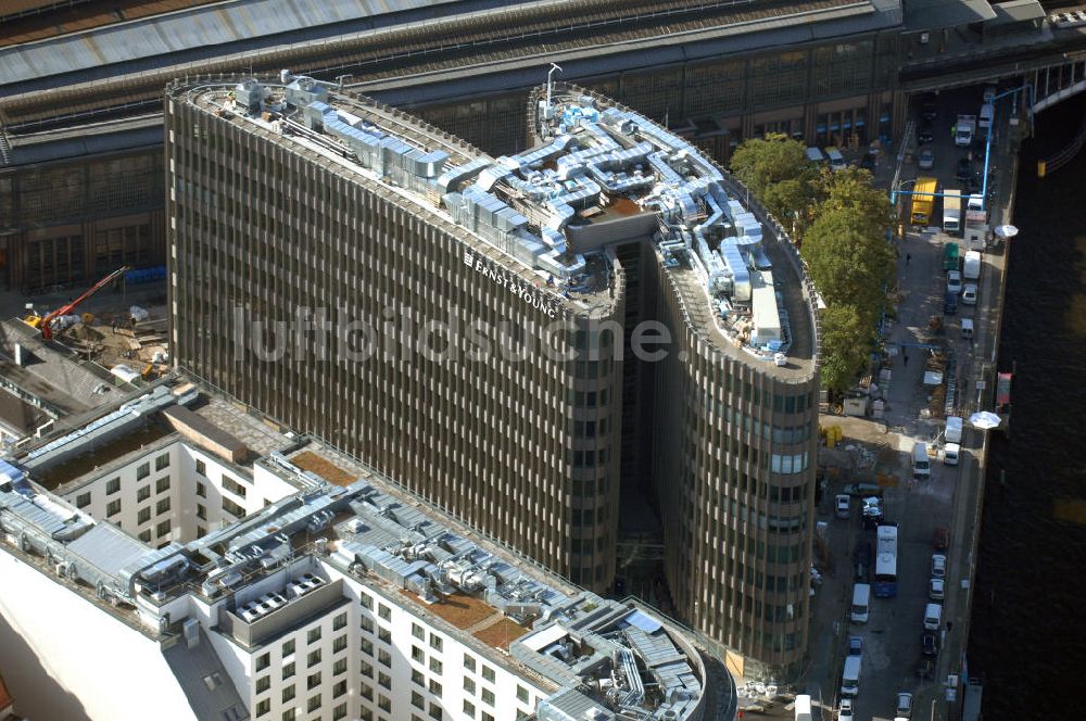 Berlin von oben - Büro- und Geschäftshauskomplex Spreedreieck, umsäumt von Spree, Friedrichstraße und S-Bahnhof