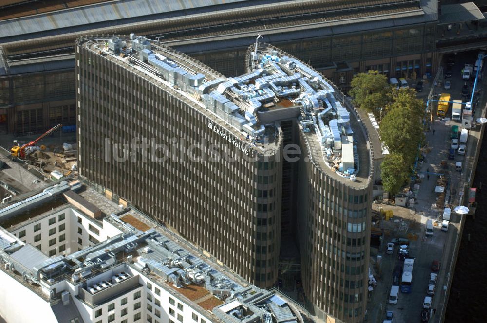 Berlin aus der Vogelperspektive: Büro- und Geschäftshauskomplex Spreedreieck, umsäumt von Spree, Friedrichstraße und S-Bahnhof