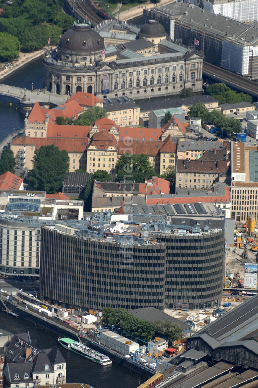 Berlin aus der Vogelperspektive: Büro- und Geschäftshauskomplex Spreedreieck, umsäumt von Spree, Friedrichstraße und S-Bahnhof