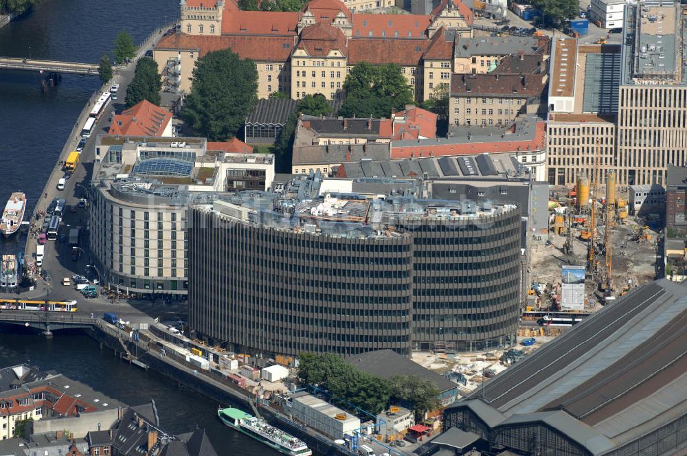 Luftbild Berlin - Büro- und Geschäftshauskomplex Spreedreieck, umsäumt von Spree, Friedrichstraße und S-Bahnhof