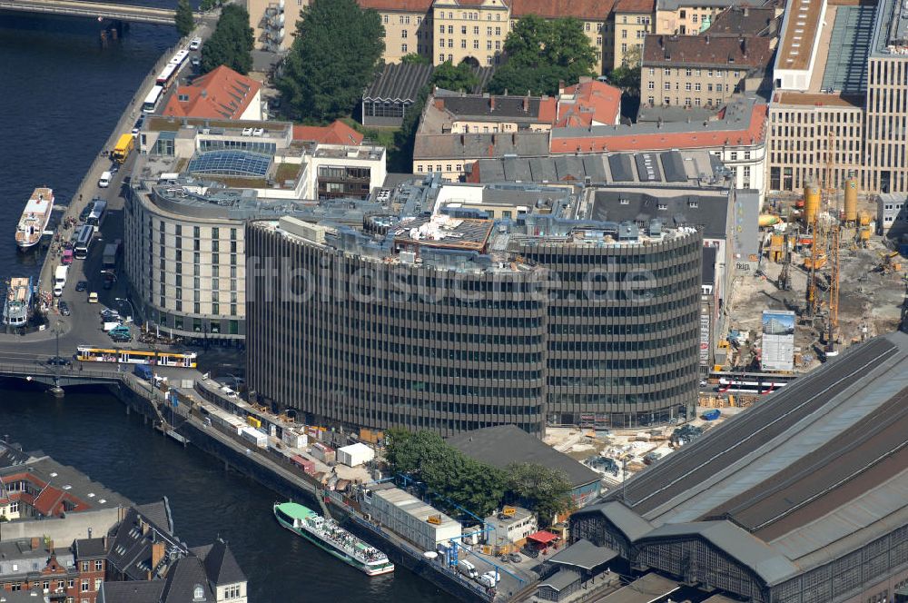 Luftaufnahme Berlin - Büro- und Geschäftshauskomplex Spreedreieck, umsäumt von Spree, Friedrichstraße und S-Bahnhof