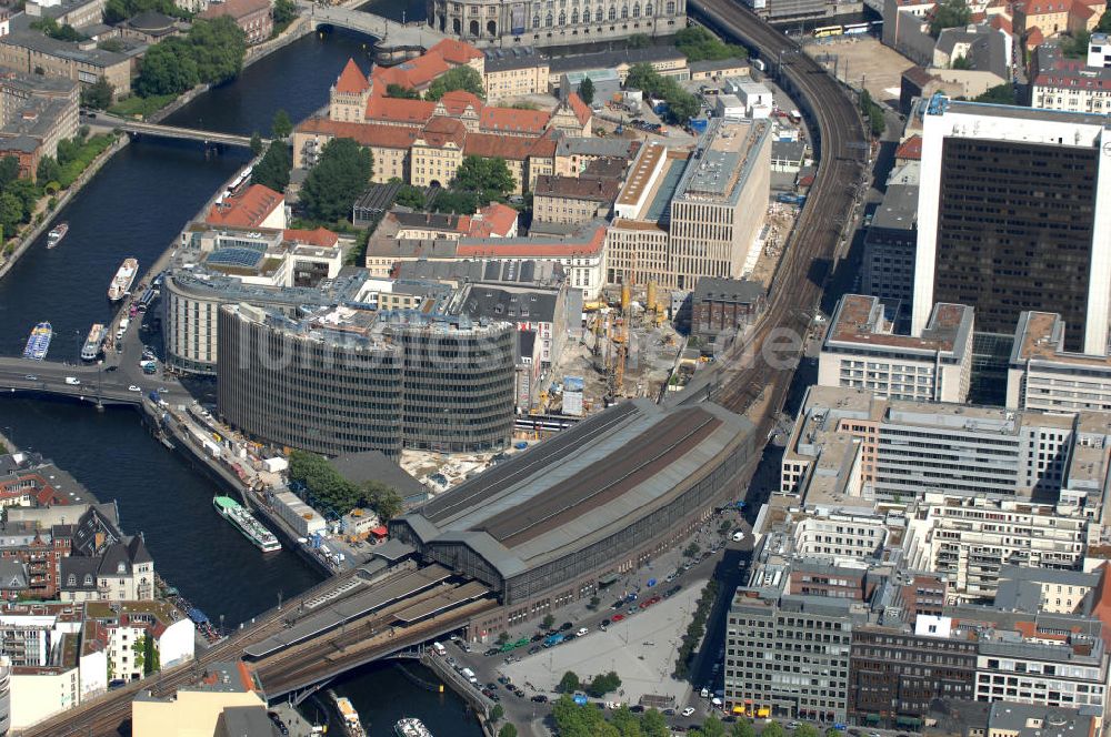 Berlin von oben - Büro- und Geschäftshauskomplex Spreedreieck, umsäumt von Spree, Friedrichstraße und S-Bahnhof