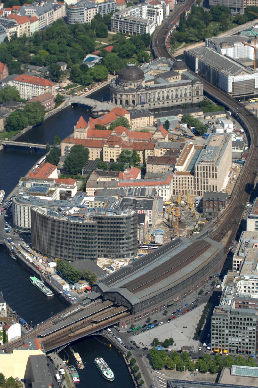 Berlin aus der Vogelperspektive: Büro- und Geschäftshauskomplex Spreedreieck, umsäumt von Spree, Friedrichstraße und S-Bahnhof