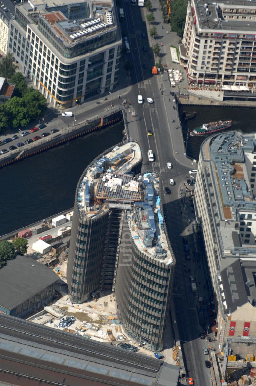 Luftbild Berlin - Büro- und Geschäftshauskomplex Spreedreieck, umsäumt von Spree, Friedrichstraße und S-Bahnhof