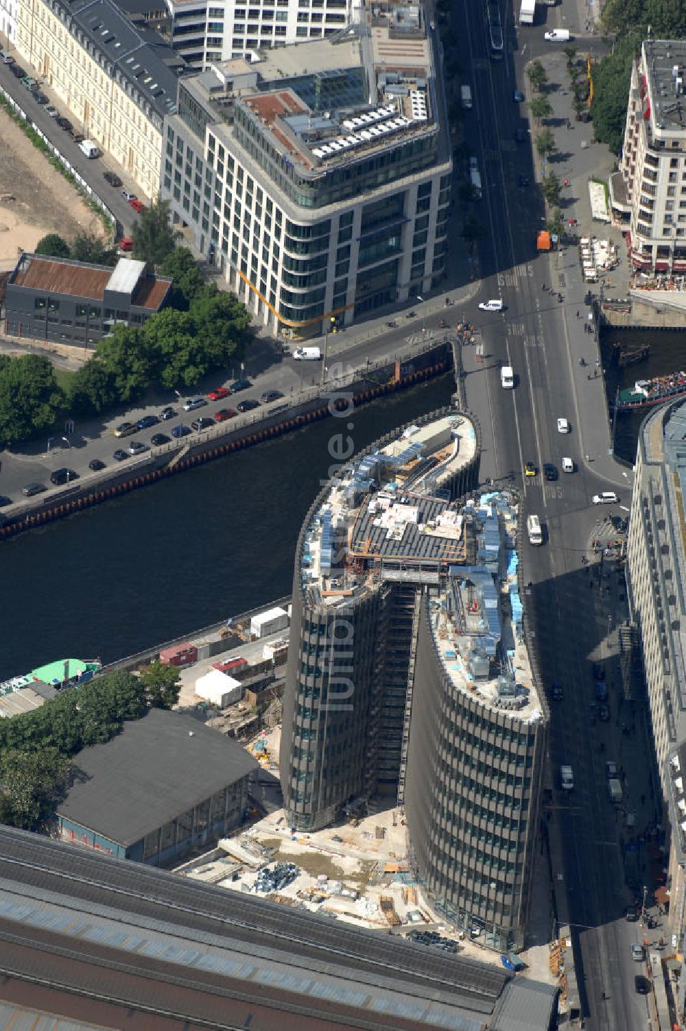 Luftaufnahme Berlin - Büro- und Geschäftshauskomplex Spreedreieck, umsäumt von Spree, Friedrichstraße und S-Bahnhof