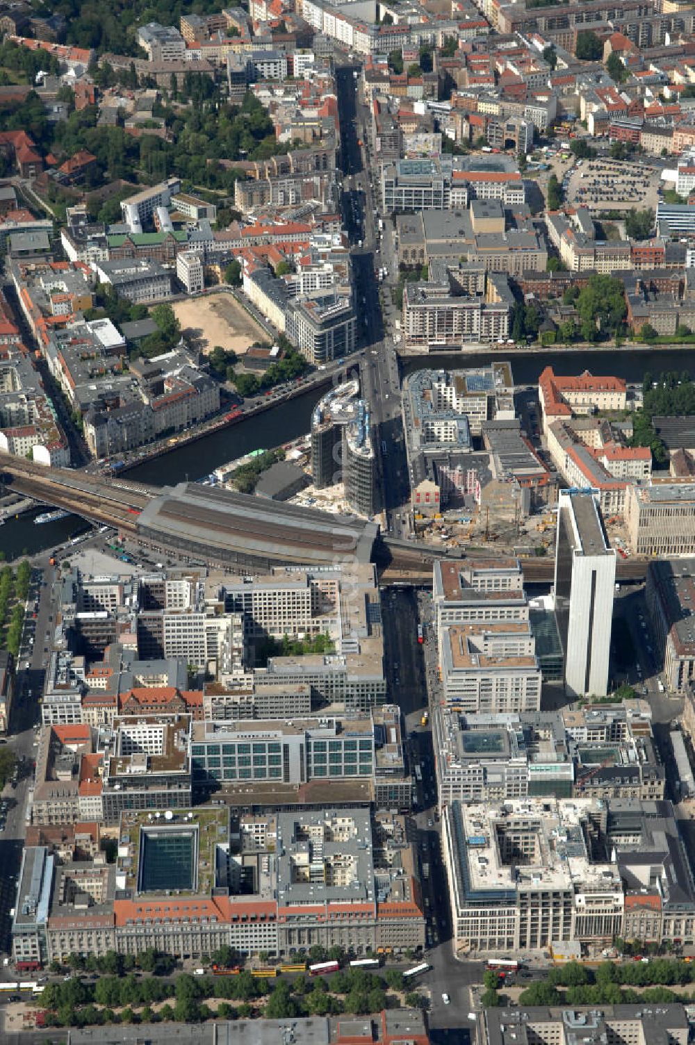 Berlin von oben - Büro- und Geschäftshauskomplex Spreedreieck, umsäumt von Spree, Friedrichstraße und S-Bahnhof