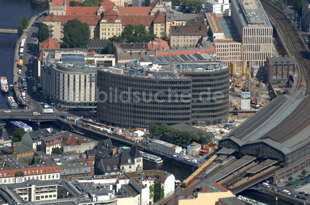 Berlin aus der Vogelperspektive: Büro- und Geschäftshauskomplex Spreedreieck, umsäumt von Spree, Friedrichstraße und S-Bahnhof