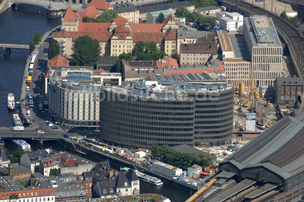 Luftbild Berlin - Büro- und Geschäftshauskomplex Spreedreieck, umsäumt von Spree, Friedrichstraße und S-Bahnhof