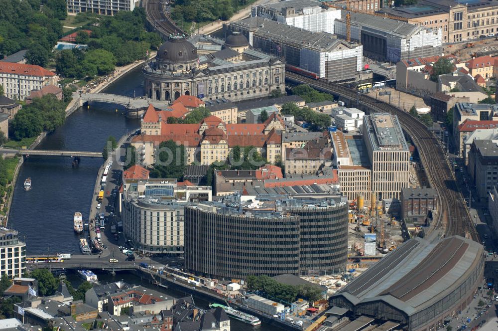 Luftaufnahme Berlin - Büro- und Geschäftshauskomplex Spreedreieck, umsäumt von Spree, Friedrichstraße und S-Bahnhof