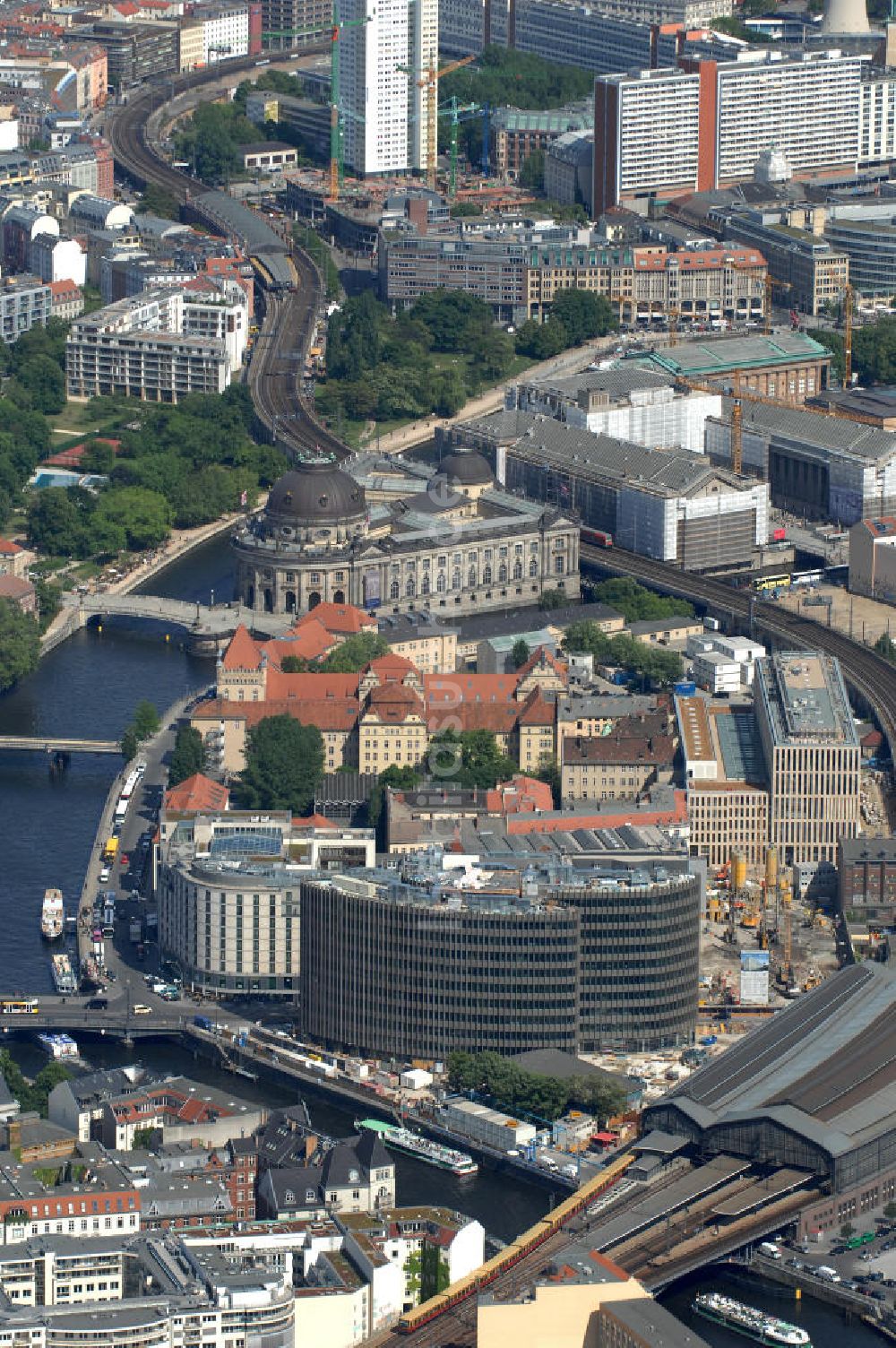 Berlin von oben - Büro- und Geschäftshauskomplex Spreedreieck, umsäumt von Spree, Friedrichstraße und S-Bahnhof