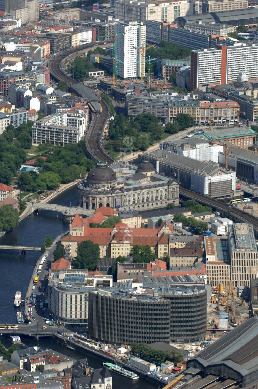 Berlin aus der Vogelperspektive: Büro- und Geschäftshauskomplex Spreedreieck, umsäumt von Spree, Friedrichstraße und S-Bahnhof