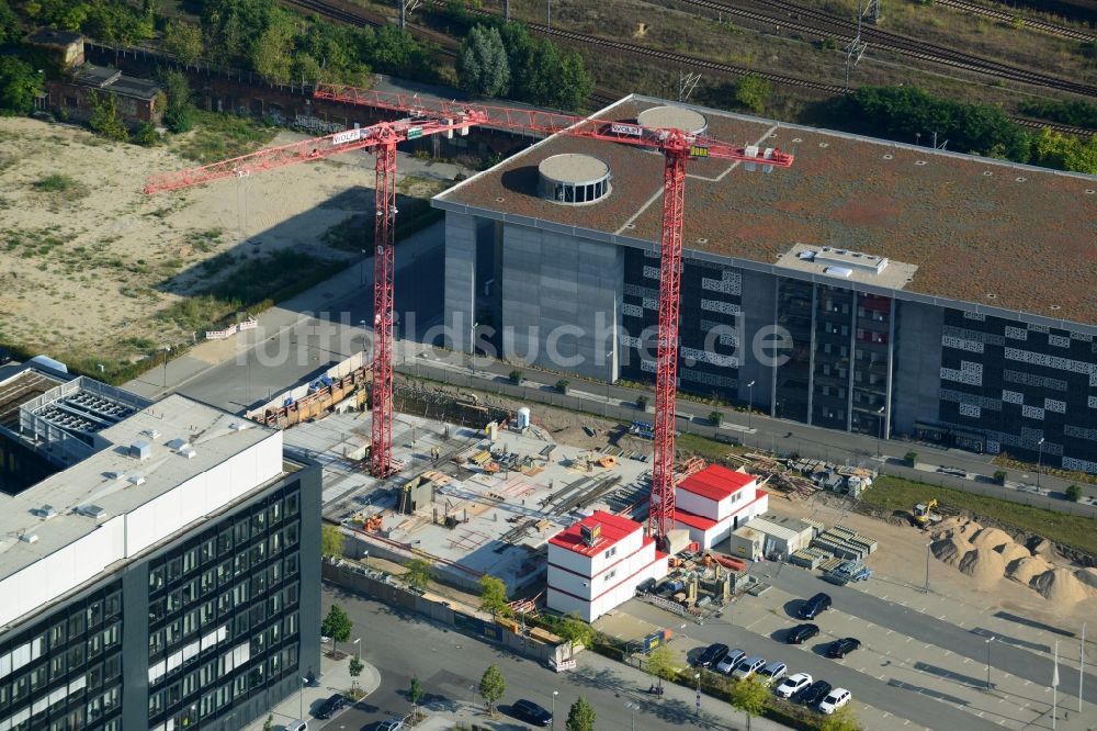 Luftaufnahme Berlin Friedrichshain - Büro- und Geschäftshausneubau Arena Boulevard an der Valeska-Gert-Straße, Ecke Mariane-von-Rantzau-Straße in Berlin-Friedrichshain