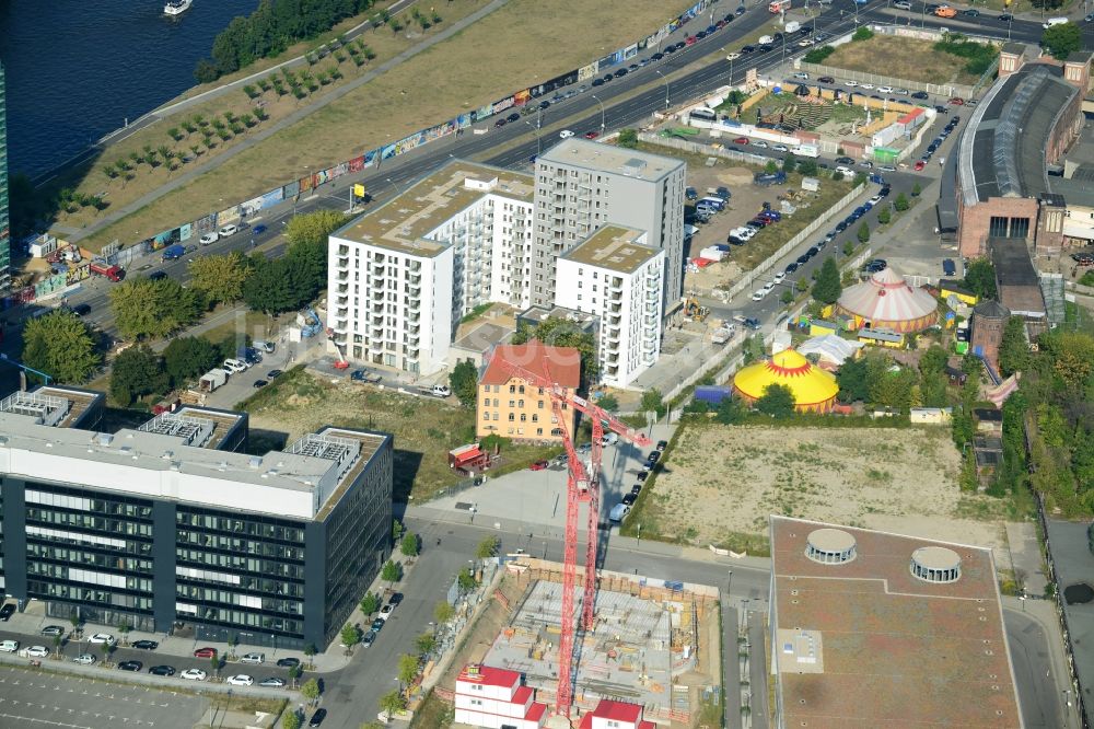 Berlin Friedrichshain aus der Vogelperspektive: Büro- und Geschäftshausneubau Arena Boulevard an der Valeska-Gert-Straße, Ecke Mariane-von-Rantzau-Straße in Berlin-Friedrichshain