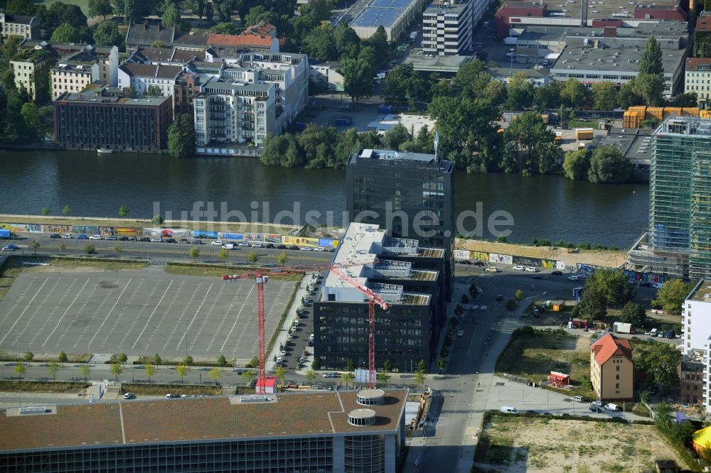 Berlin Friedrichshain von oben - Büro- und Geschäftshausneubau Arena Boulevard an der Valeska-Gert-Straße, Ecke Mariane-von-Rantzau-Straße in Berlin-Friedrichshain