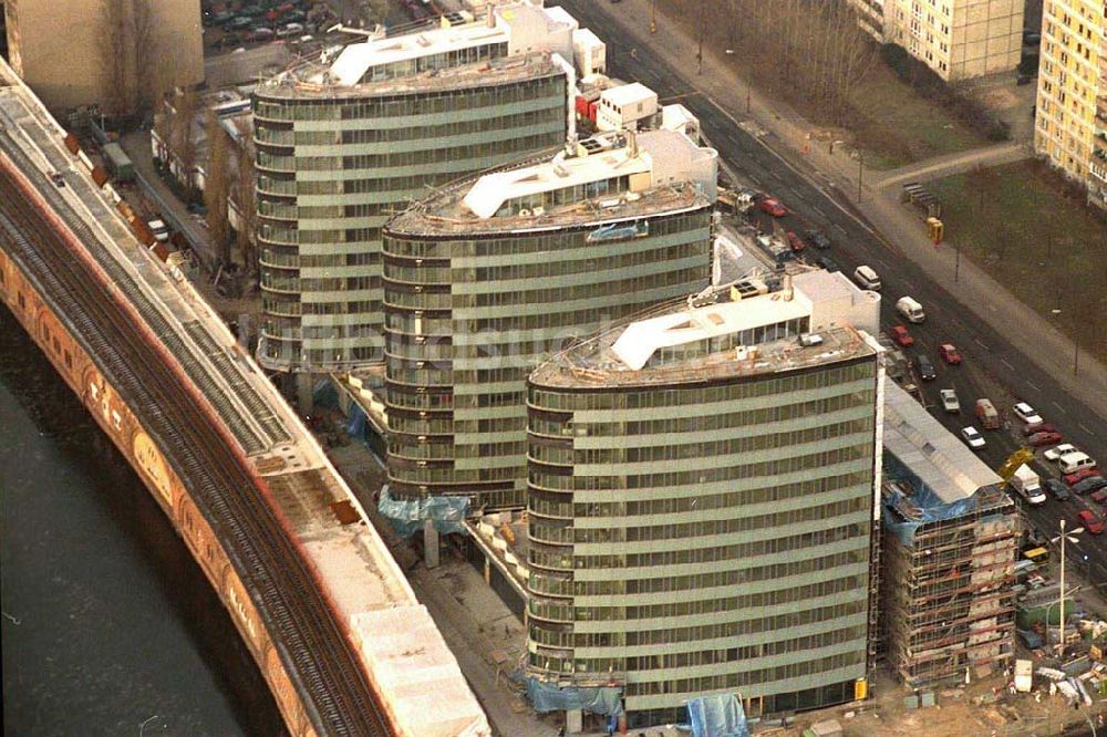 Luftaufnahme - Büro- und Geschäftshausneubau am S-Bahnhof Jannowitzbrücke in Berlin Mitte.