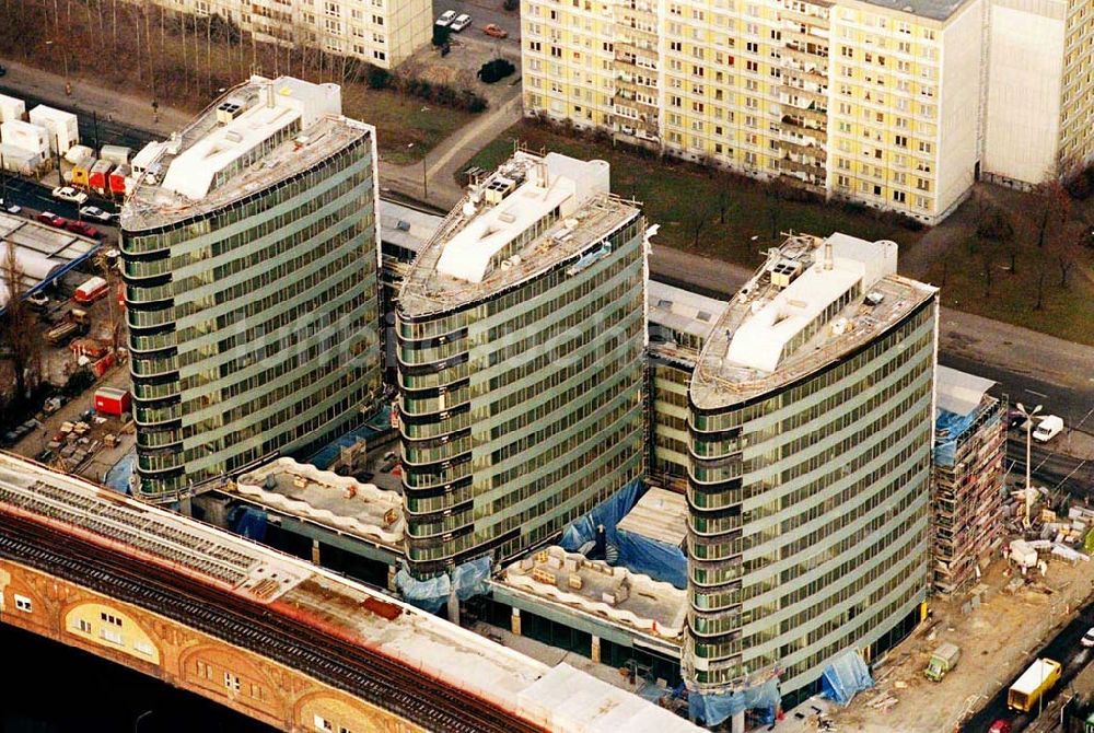 Luftaufnahme Berlin - Büro- und Geschäftshausneubau am S-Bahnhof Jannowitzbrücke in Berlin Mitte.