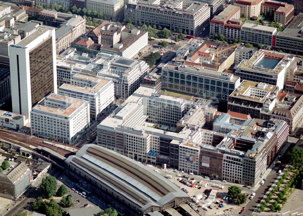 Berlin von oben - Büro- und Geschäftshausneubau am Bhf. Friedrichstraße - gegenüber dem IHZ in Berlin - Mitte. 08.07.02