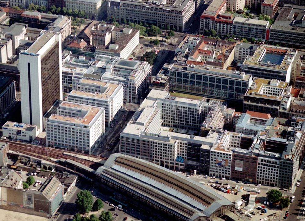 Berlin aus der Vogelperspektive: Büro- und Geschäftshausneubau am Bhf. Friedrichstraße - gegenüber dem IHZ in Berlin - Mitte. 08.07.02