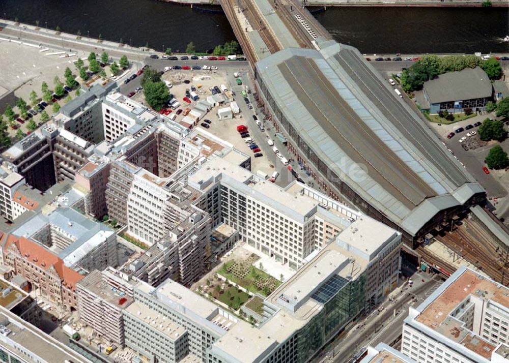 Luftaufnahme Berlin - Büro- und Geschäftshausneubau am Bhf. Friedrichstraße - gegenüber dem IHZ in Berlin - Mitte. 08.07.02