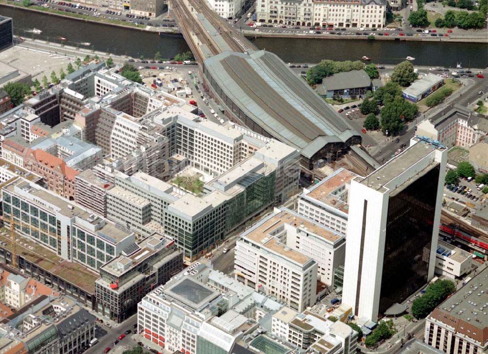 Luftbild Berlin - Büro- und Geschäftshausneubau am Bhf. Friedrichstraße - gegenüber dem IHZ in Berlin - Mitte. 08.07.02