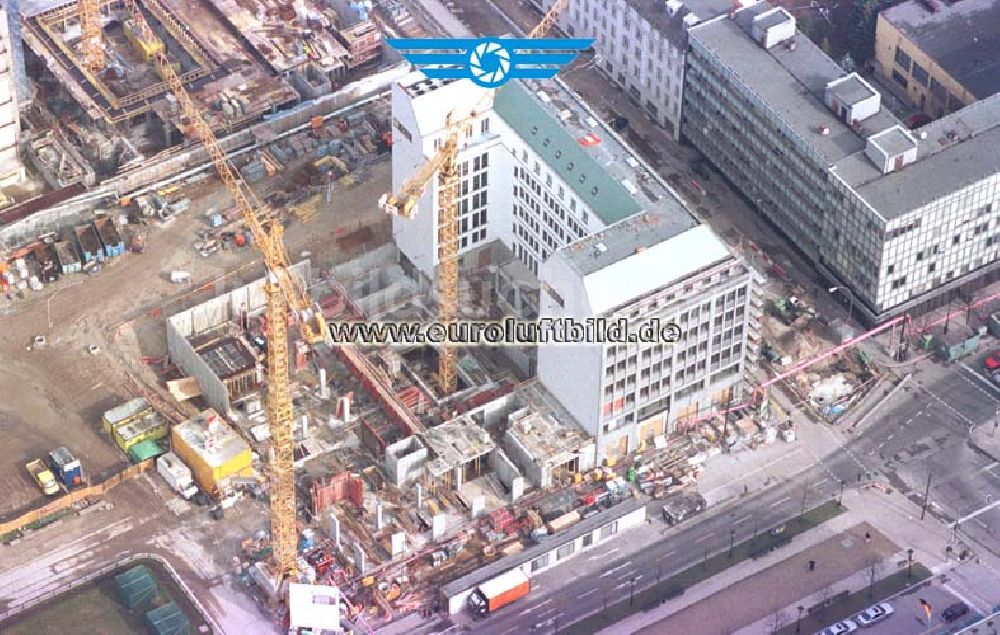 Luftaufnahme Berlin - Büro- und Geschäftshausneubau am Brandenburger Tor in Berlin - Mitte.