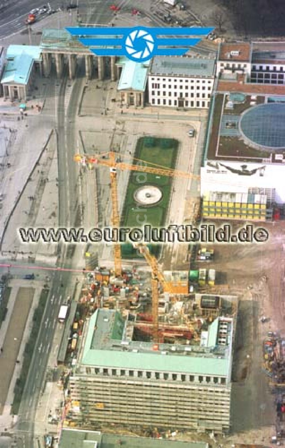 Berlin von oben - Büro- und Geschäftshausneubau am Brandenburger Tor in Berlin - Mitte.