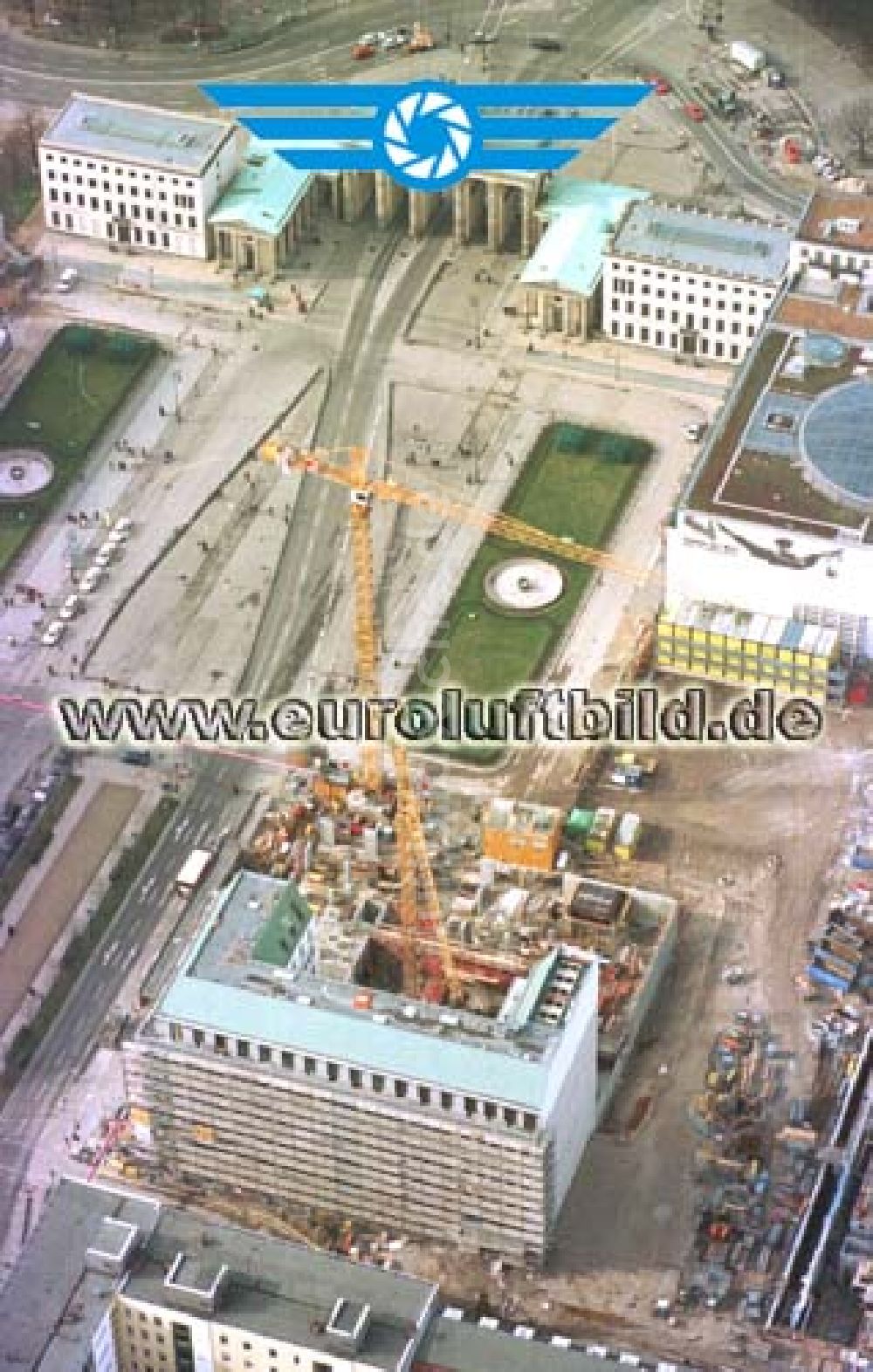 Berlin aus der Vogelperspektive: Büro- und Geschäftshausneubau am Brandenburger Tor in Berlin - Mitte.