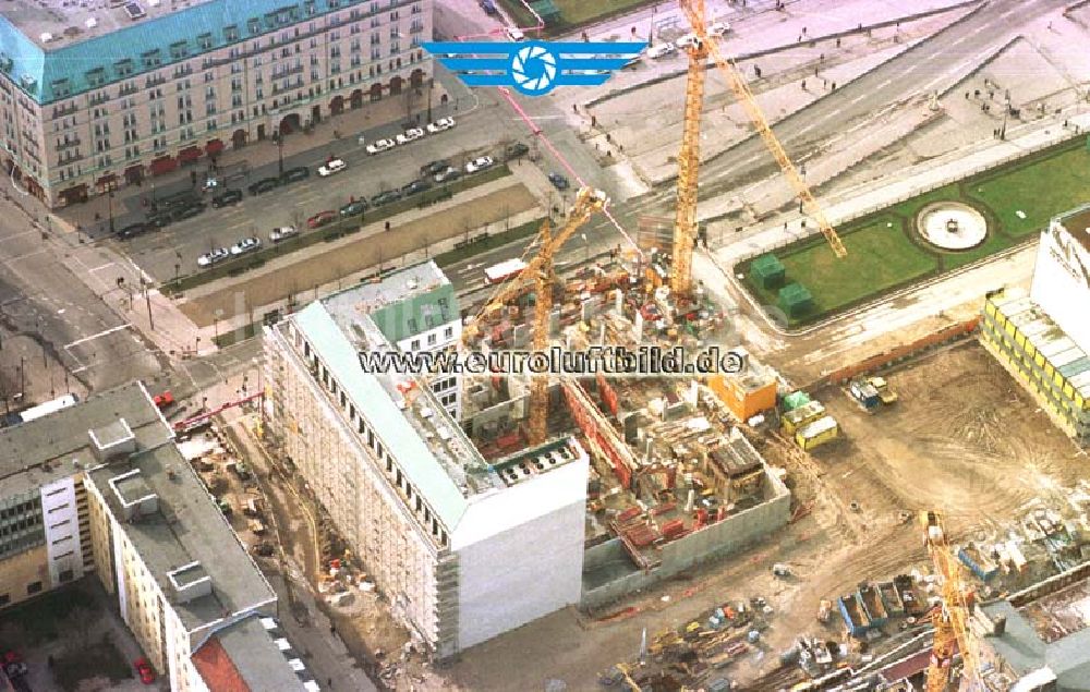 Luftbild Berlin - Büro- und Geschäftshausneubau am Brandenburger Tor in Berlin - Mitte.