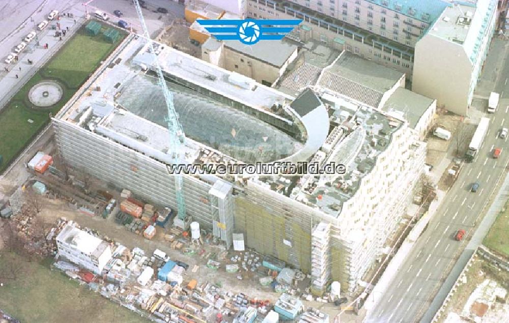 Luftaufnahme Berlin - Büro- und Geschäftshausneubau vor dem Hotel Adlon am Brandenburger Tor in Berlin - Mitte.