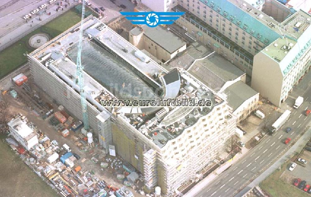 Berlin von oben - Büro- und Geschäftshausneubau vor dem Hotel Adlon am Brandenburger Tor in Berlin - Mitte.