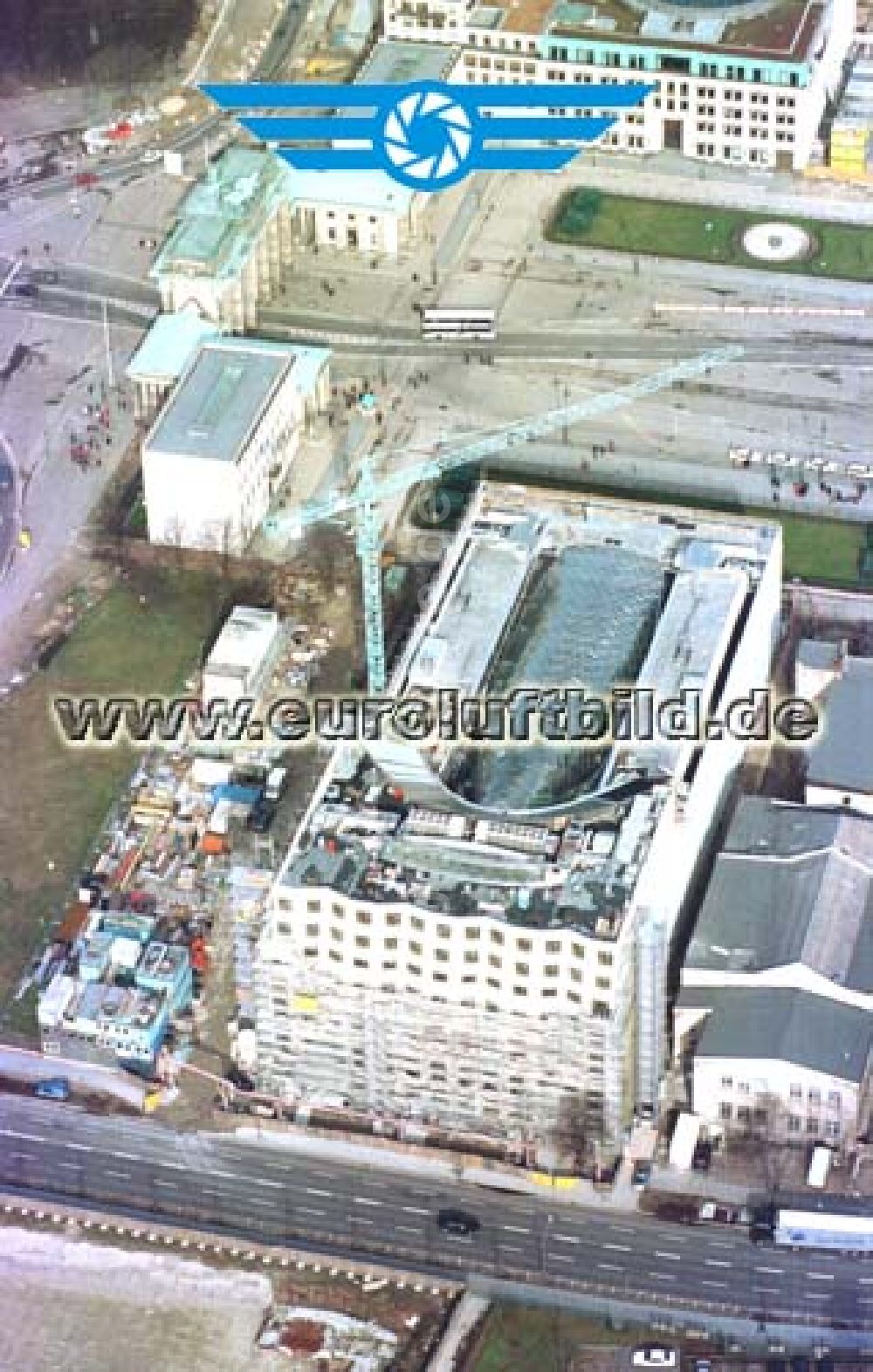 Berlin aus der Vogelperspektive: Büro- und Geschäftshausneubau vor dem Hotel Adlon am Brandenburger Tor in Berlin - Mitte.