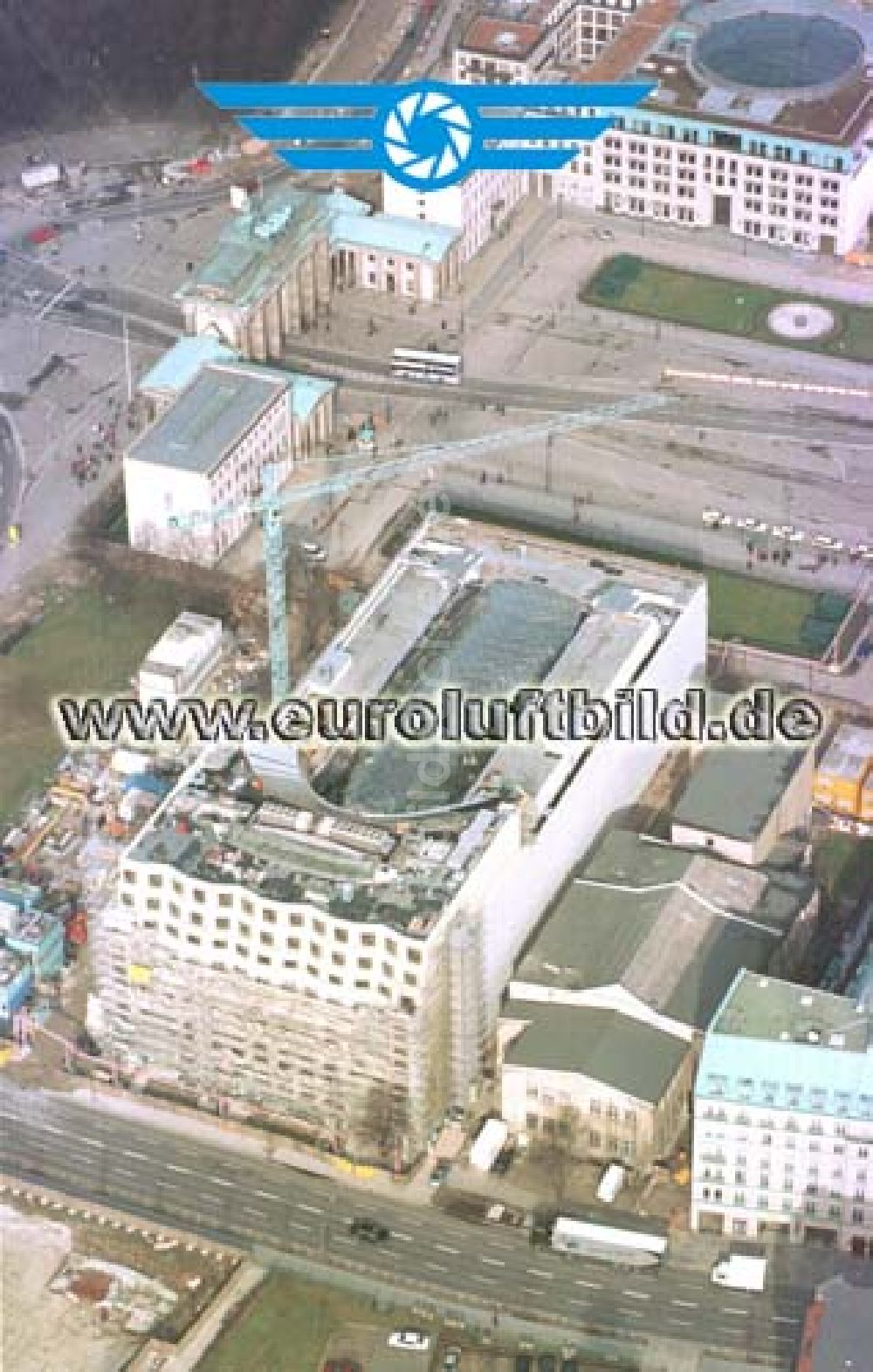 Luftbild Berlin - Büro- und Geschäftshausneubau vor dem Hotel Adlon am Brandenburger Tor in Berlin - Mitte.