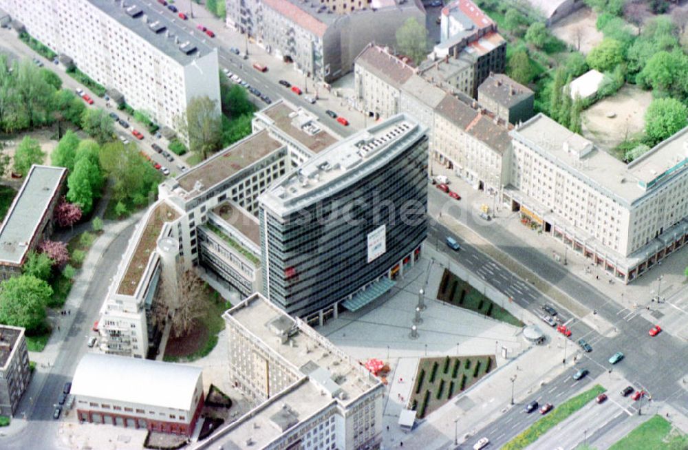 Berlin-Friedrichshain aus der Vogelperspektive: Büro- und Geschäftshausneubau an der Karl-Marx-Allee / Str. der Pariser Kommune in Berlin-Friedrichshain.