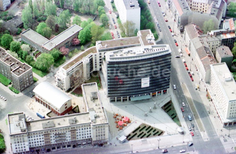 Luftbild Berlin-Friedrichshain - Büro- und Geschäftshausneubau an der Karl-Marx-Allee / Str. der Pariser Kommune in Berlin-Friedrichshain.