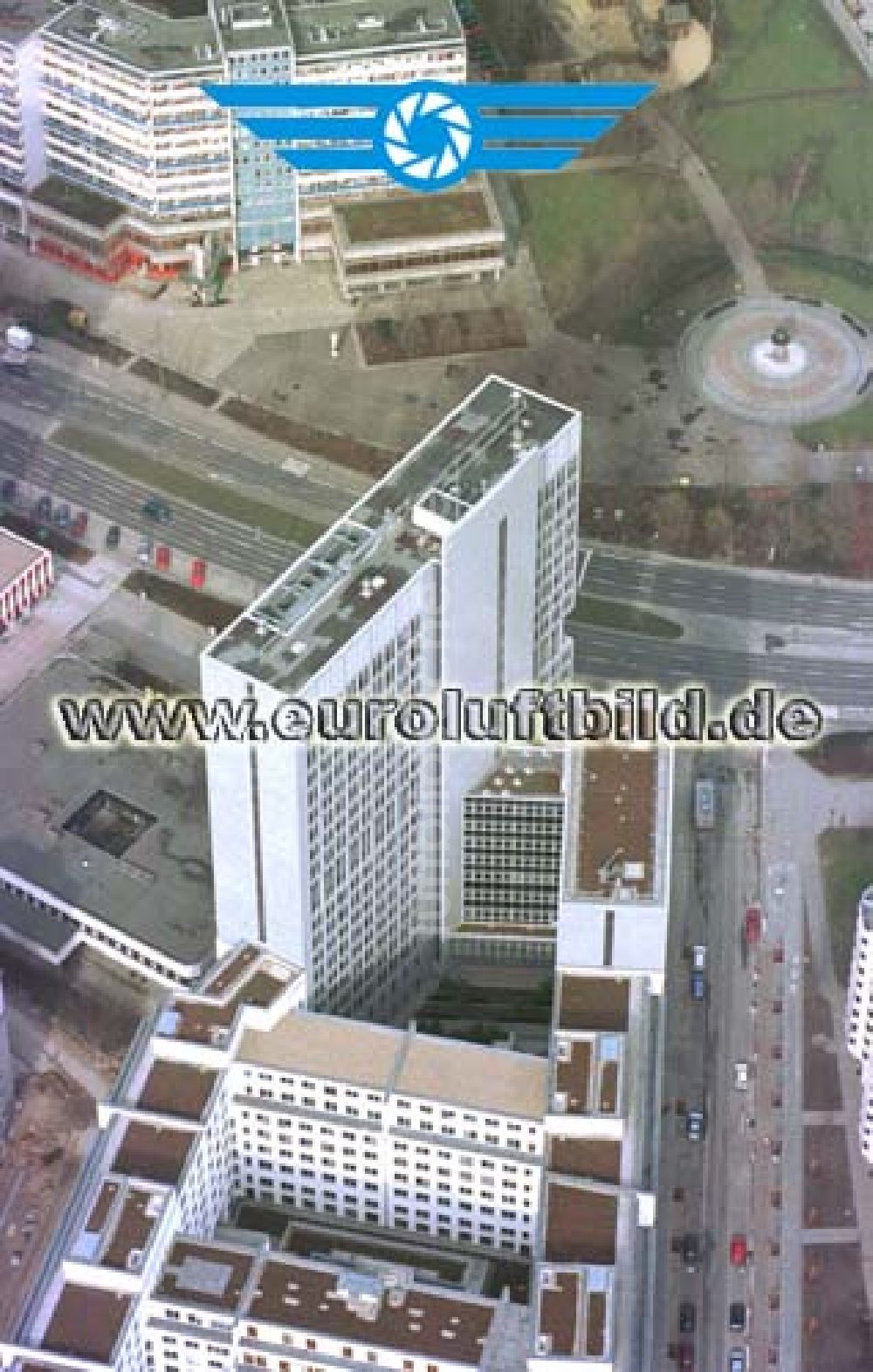 Berlin aus der Vogelperspektive: Büro- und Geschäftshausneubau an der Leipziger Straße / Spittelmarkt in Berlin - Mitte.