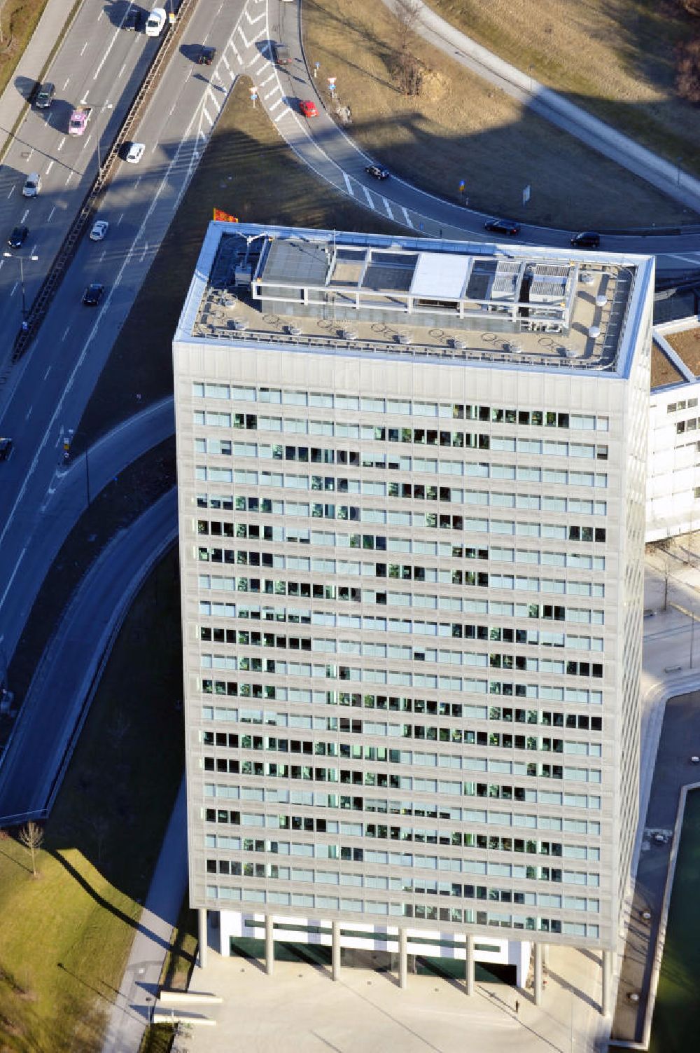 München von oben - Büro- und Geschäftshausneubau Münchner Tor - ein Bürohochhaus der Münchener Rück-Versicherung