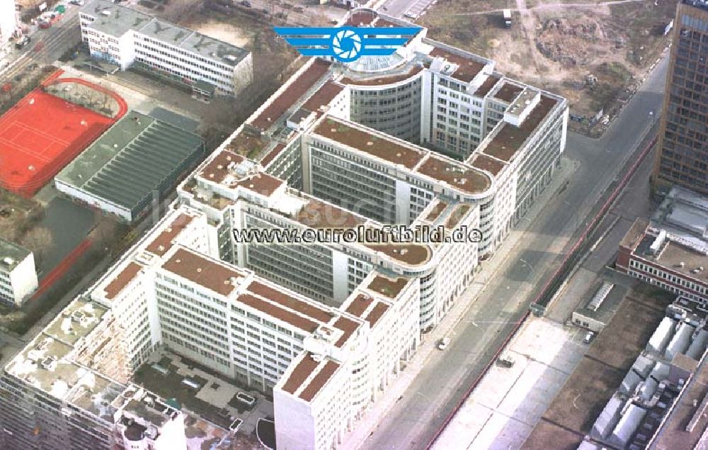 Berlin aus der Vogelperspektive: Büro- und Geschäftshausneubau an der Schützenstraße in Berlin - Mitte.