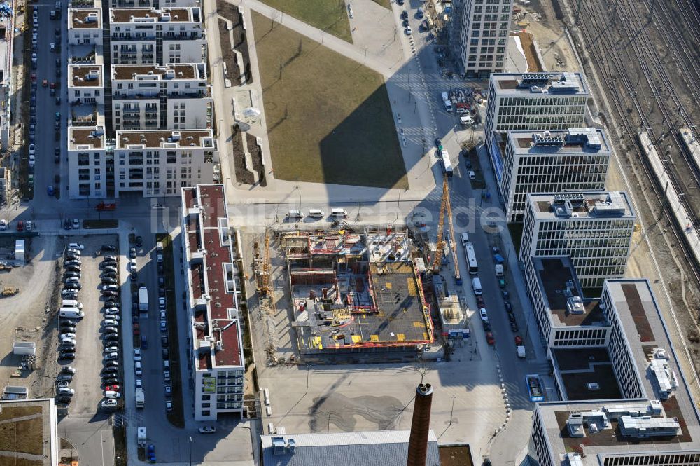 München von oben - Büro- und Geschäftshausneubauten auf dem Gelände des ehemaligen Güterbahnhofs am heutigen Arnulfpark in München