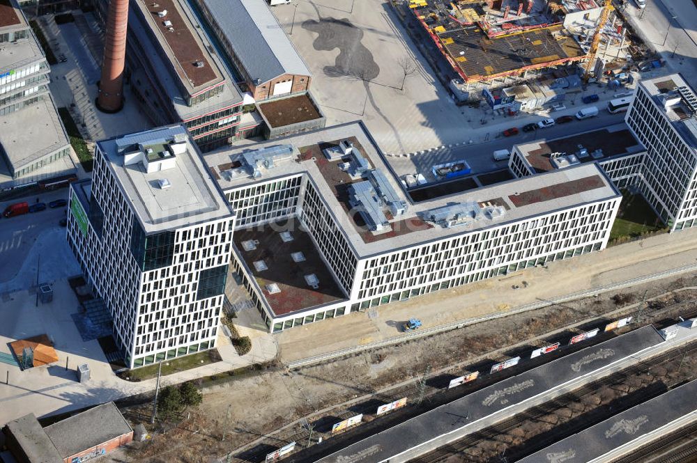 München von oben - Büro- und Geschäftshausneubauten auf dem Gelände des ehemaligen Güterbahnhofs am heutigen Arnulfpark in München