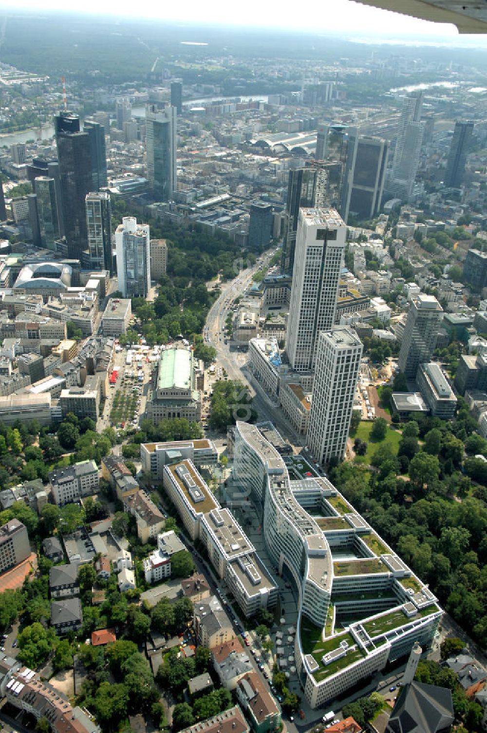 Frankfurt von oben - Büro- und Geschäftshochhaus Opern Turm in Frankfurt am Main