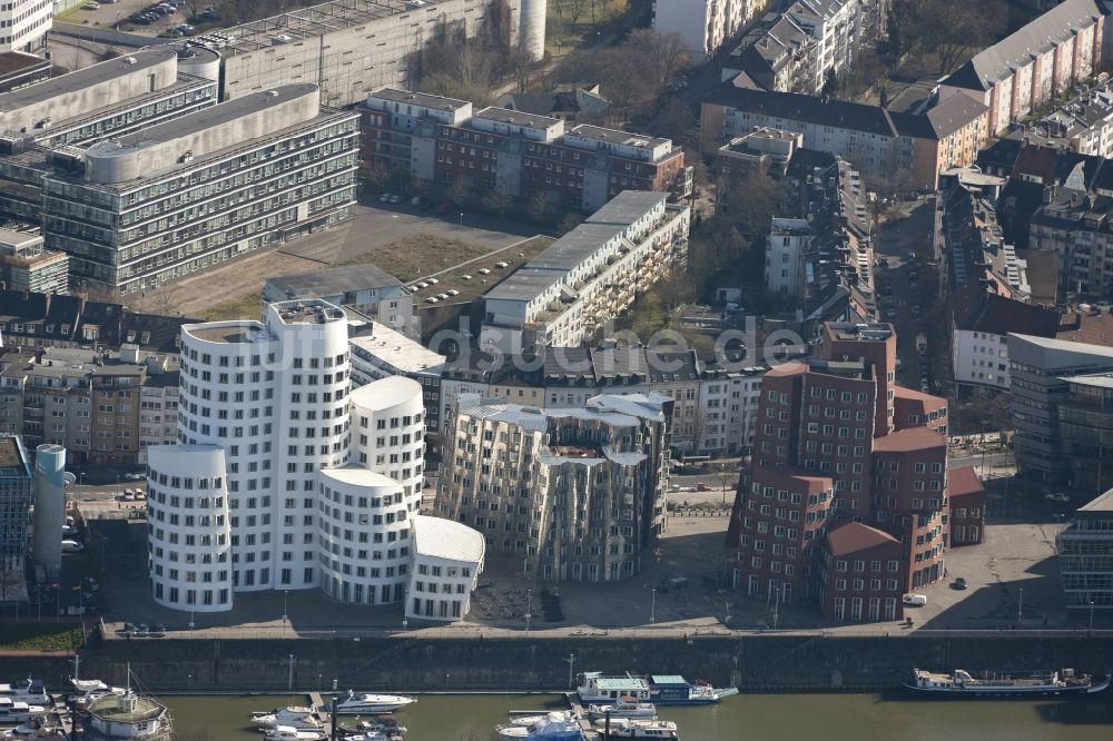 Düsseldorf von oben - Büro- und Geschäftshäuser Gehry Bauten im Medienhafen in Düsseldorf im Bundesland Nordrhein-Westfalen