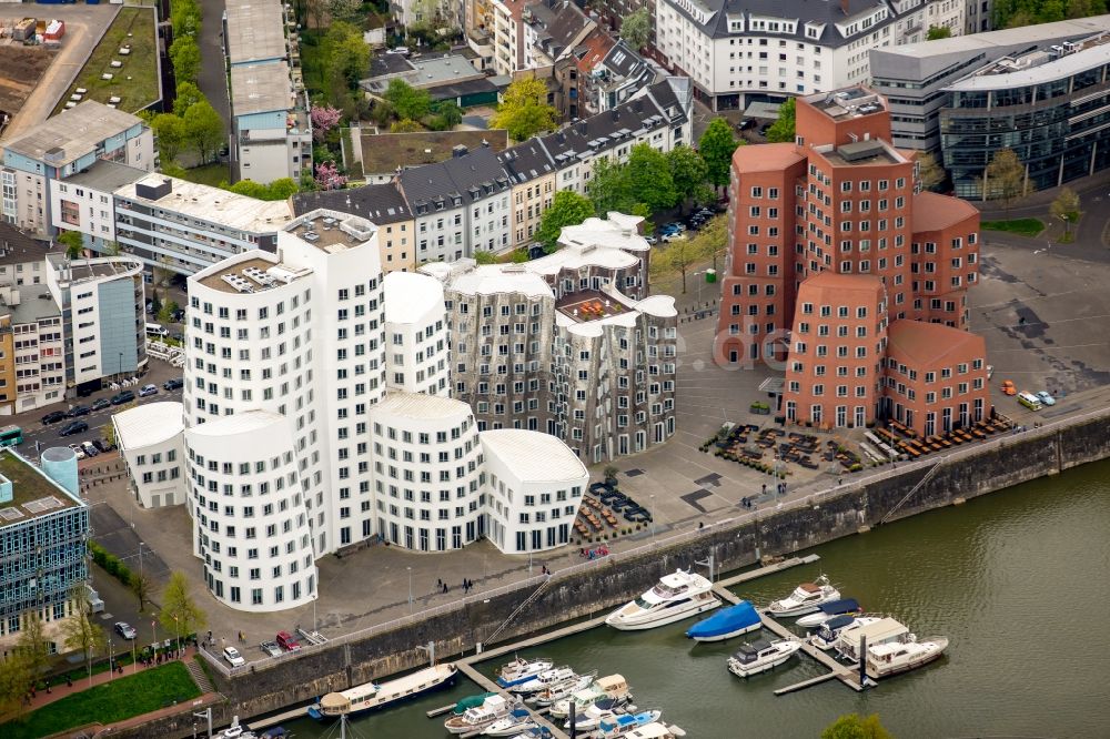 Düsseldorf aus der Vogelperspektive: Büro- und Geschäftshäuser Gehry Bauten im Medienhafen in Düsseldorf im Bundesland Nordrhein-Westfalen