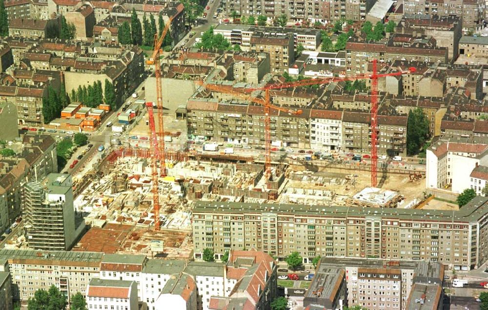 Berlin aus der Vogelperspektive: 23.06.94 Büro- und Geschäftsneubau an der Frankfurter Allee Ecke Pettenkofer Straße