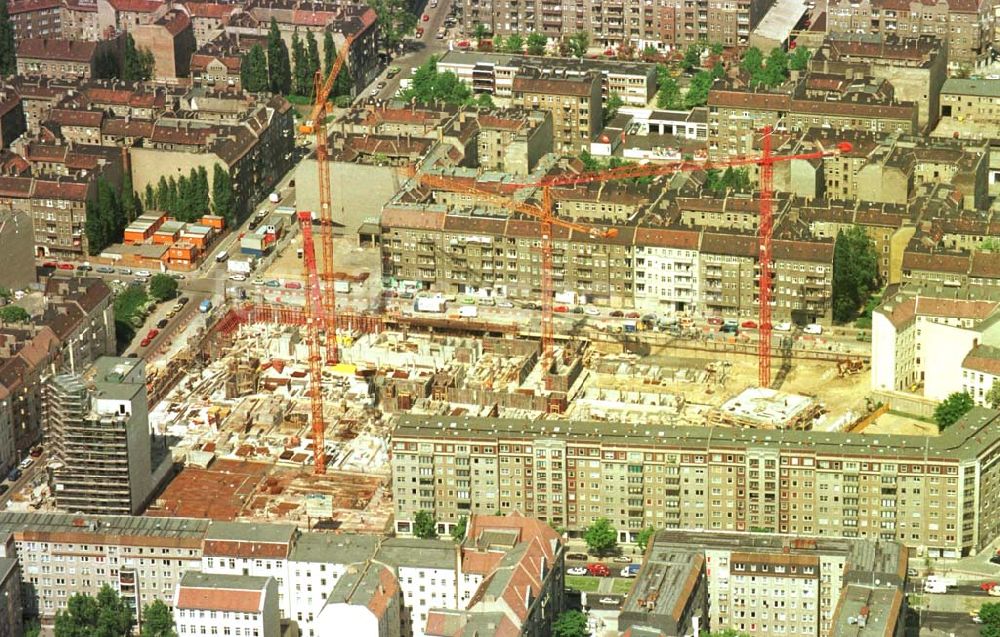 Berlin von oben - 23.06.94 Büro- und Geschäftsneubau an der Frankfurter Allee Ecke Pettenkofer Straße