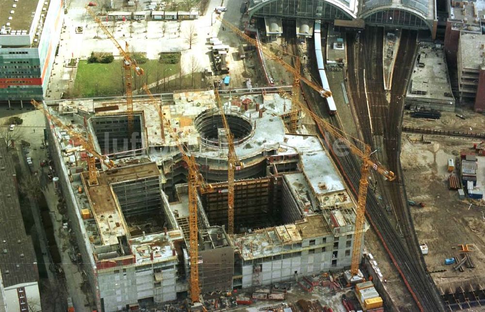 Berlin von oben - 26.03.95 Büro-und Geschäftsneubau am Ostbahnhof in Berlin-Friedrichshain