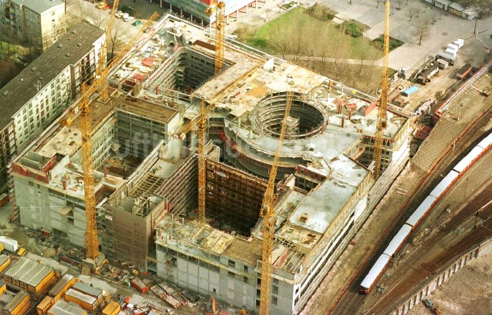 Berlin aus der Vogelperspektive: 26.03.95 Büro-und Geschäftsneubau am Ostbahnhof in Berlin-Friedrichshain