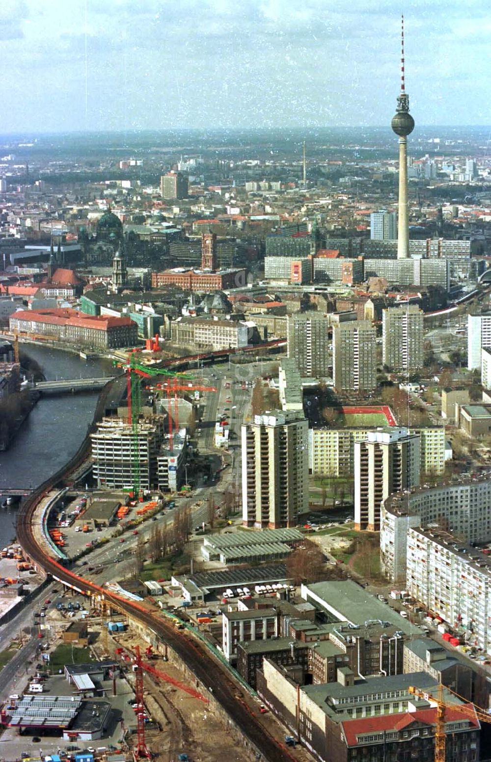 Luftbild Berlin - 26.03.95 Büro-und Geschäftsneubau am Ostbahnhof in Berlin-Friedrichshain