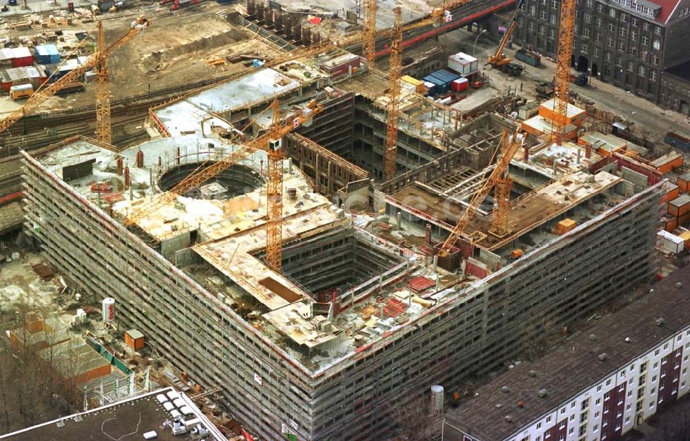 Luftaufnahme Berlin - 26.03.95 Büro-und Geschäftsneubau am Ostbahnhof in Berlin-Friedrichshain