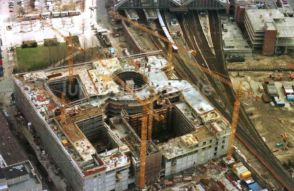 Berlin aus der Vogelperspektive: 26.03.95 Büro-und Geschäftsneubau am Ostbahnhof in Berlin-Friedrichshain